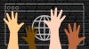 Mains multicolores, devant navigateur avec le globe symbolisant Internet